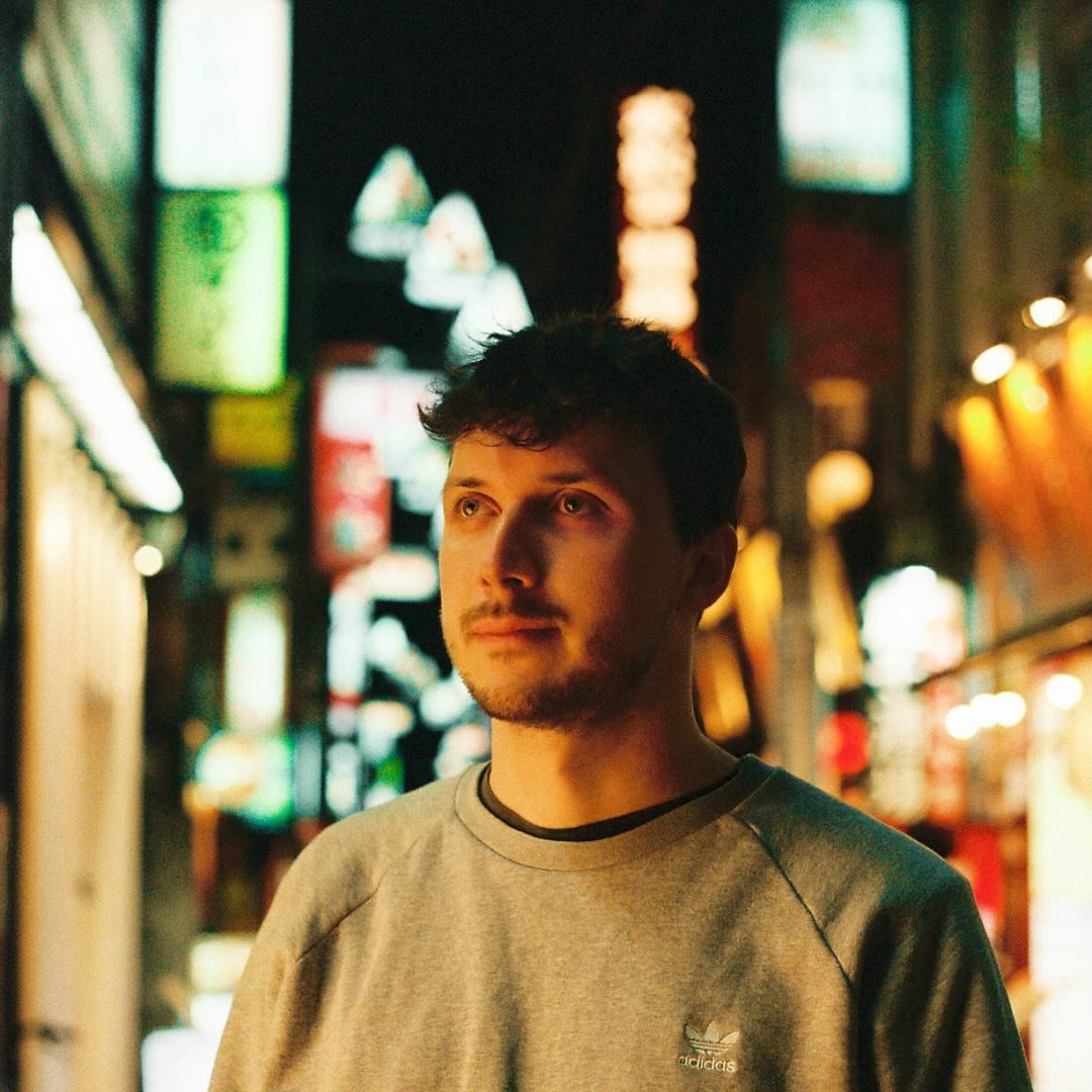 Portrétní fotografie Matyho v nočním městě